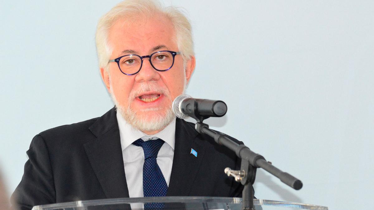 Homem de óculos discursando em evento formal