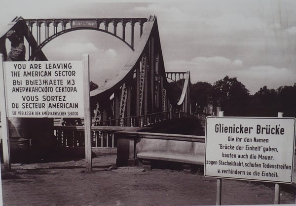 Ponte Glienicke: Símbolo da Divisão e Falsa Unidade