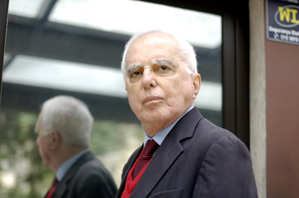 Homem Sênior Sério, Terno, Gravata Vermelha, Reflexo