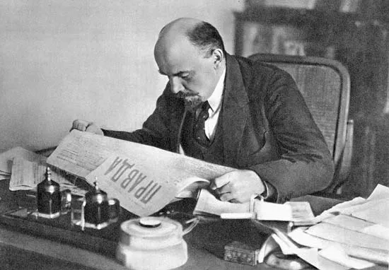 Vladimir Lenin Lendo o Jornal Pravda em seu Escritório