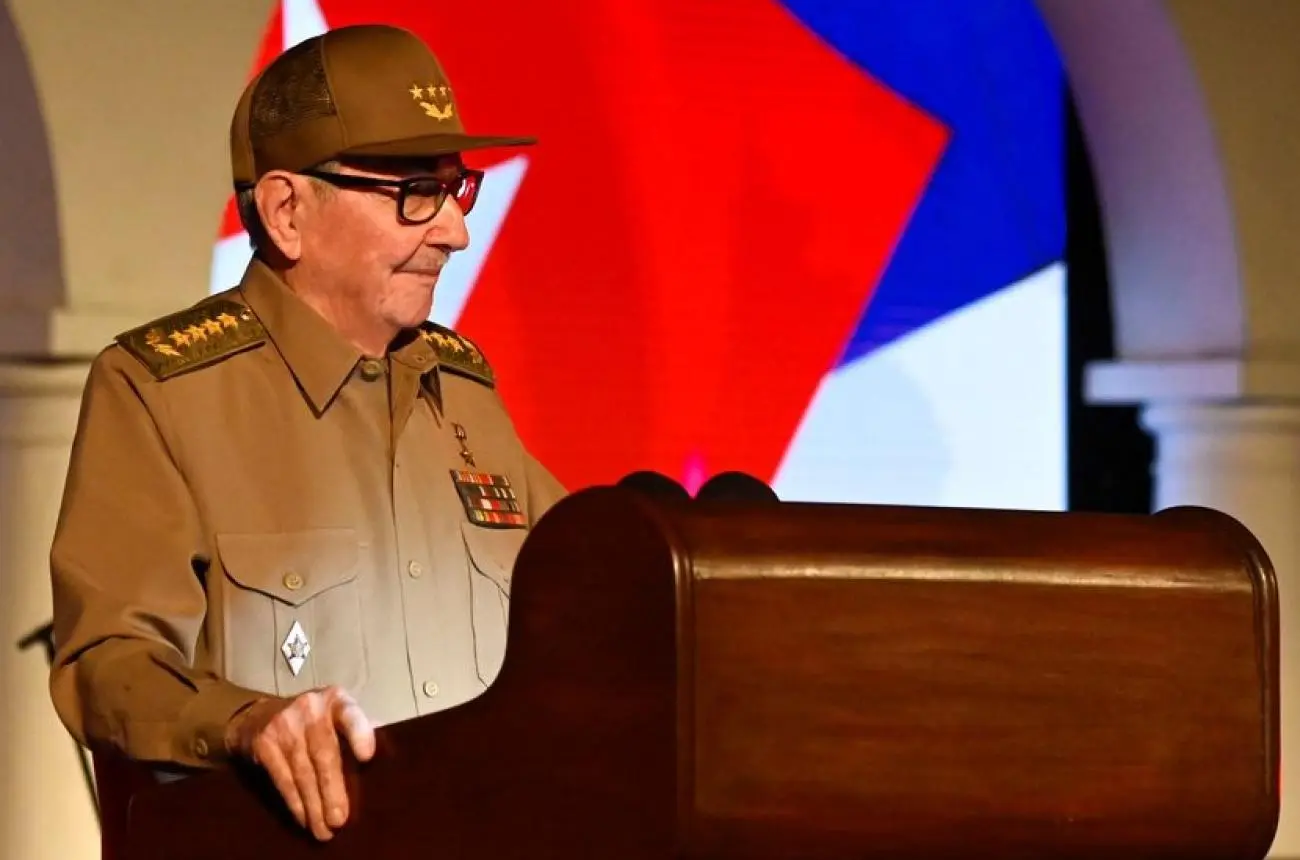 Raúl Castro em Evento Oficial com Bandeira Cubana
