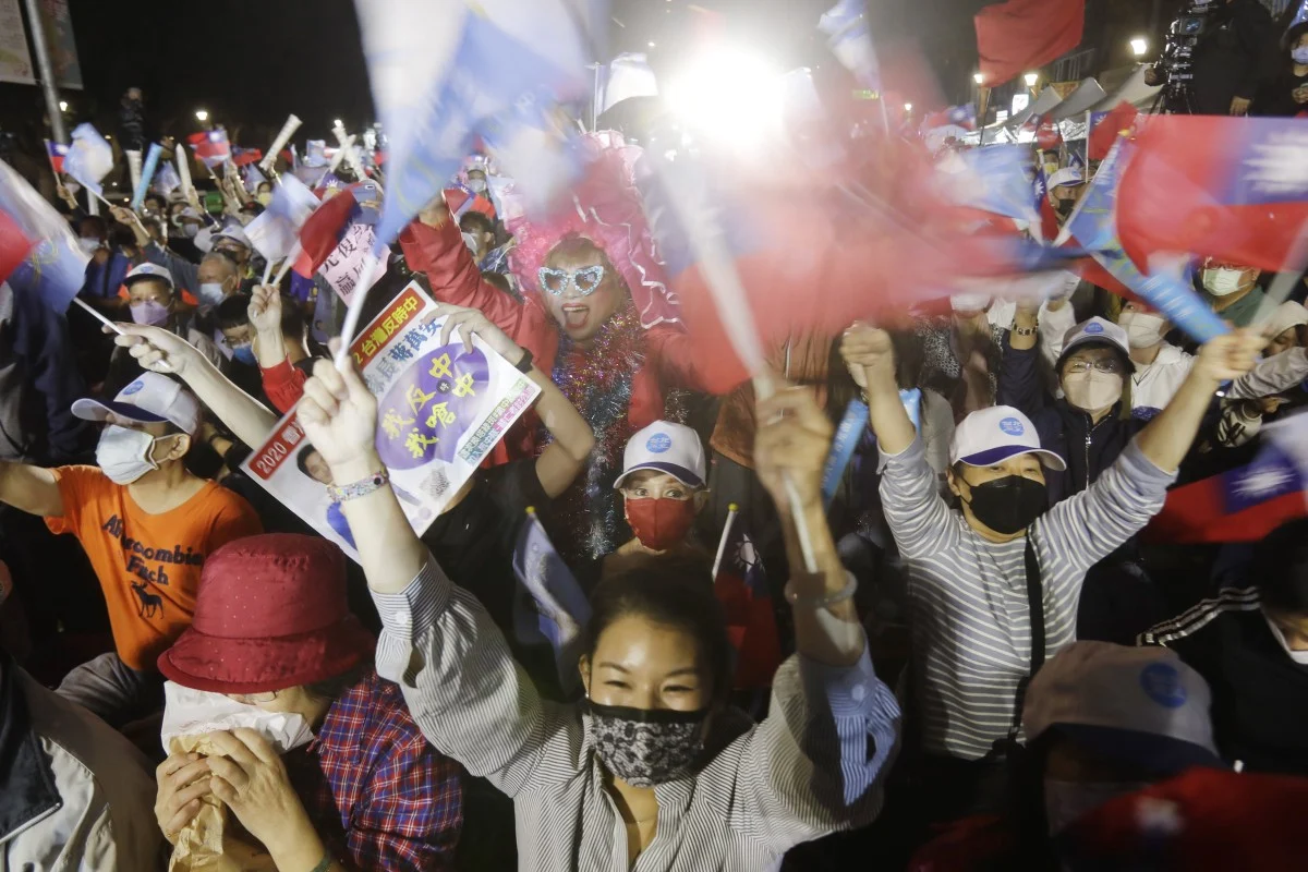 Comício Político Taiwan: Multidão Vibrante com Bandeiras e Slogans