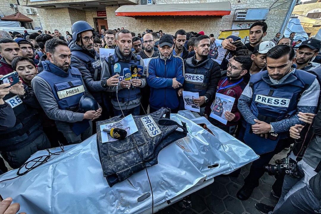 Jornalistas Lamentam Colega Morto, Exigindo Proteção à Imprensa