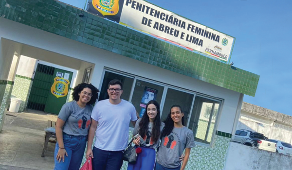 Jovens ativistas na Penitenciária Feminina de Abreu e Lima