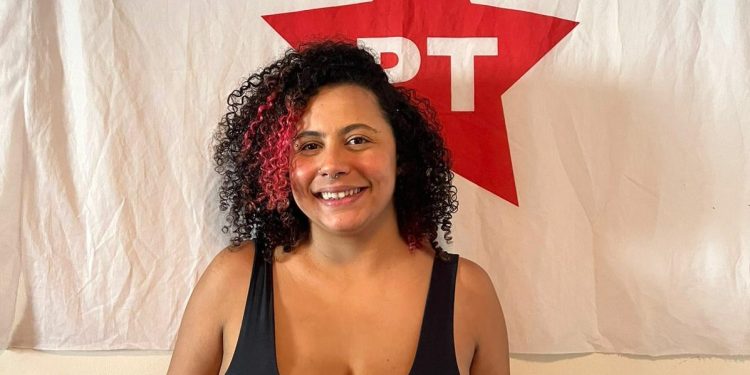 Jovem Mulher Sorridente com Símbolo do PT