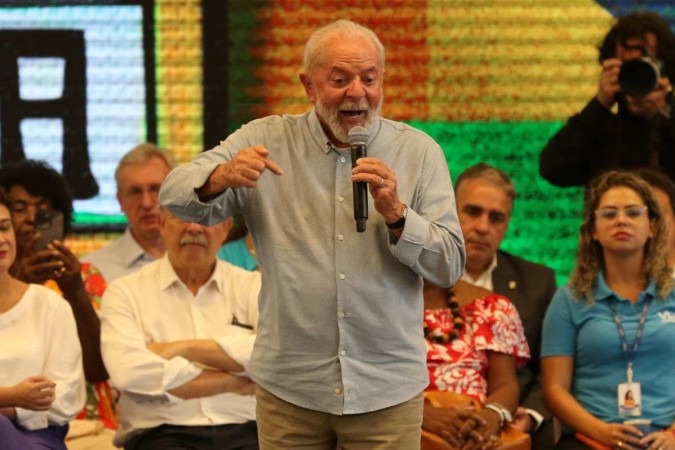 Lula discursa em evento público, gestos e paixão.