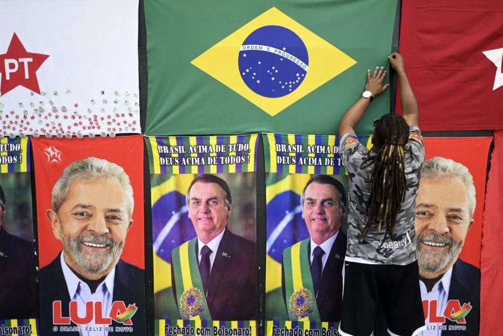 Cenário Político Brasileiro: Lula, Bolsonaro e Símbolos Nacionais