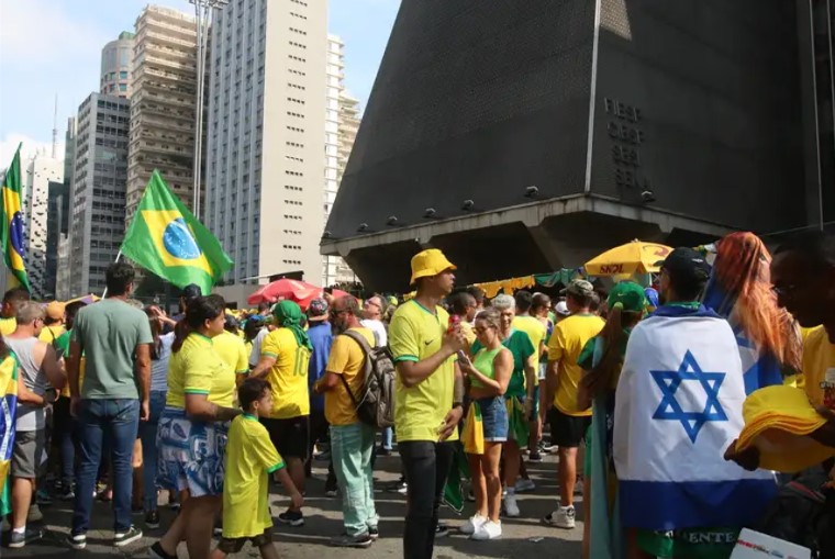 Manifestação popular brasileira com símbolos nacionais e israelenses
