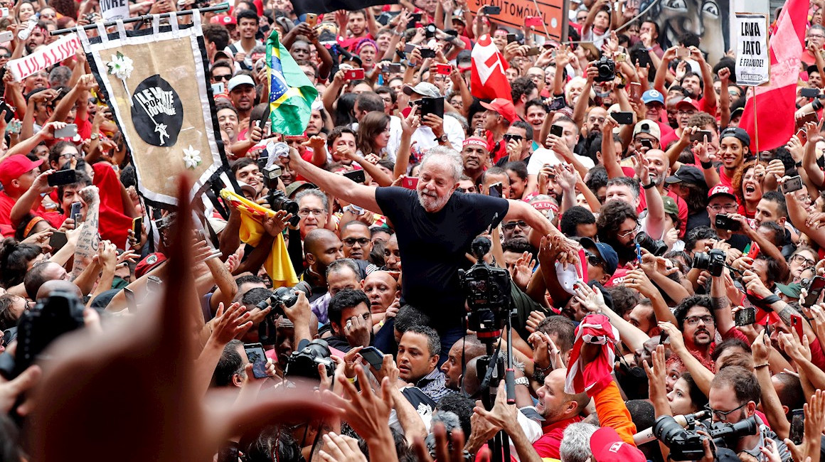 Lula Aclamado por Multidão Entusiasmada em Ato Político