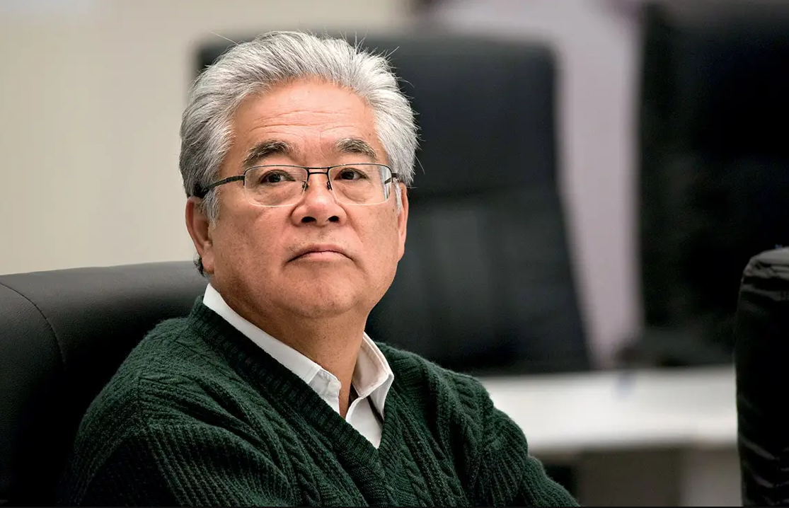 Homem Sênior Asiático em Retrato Profissional