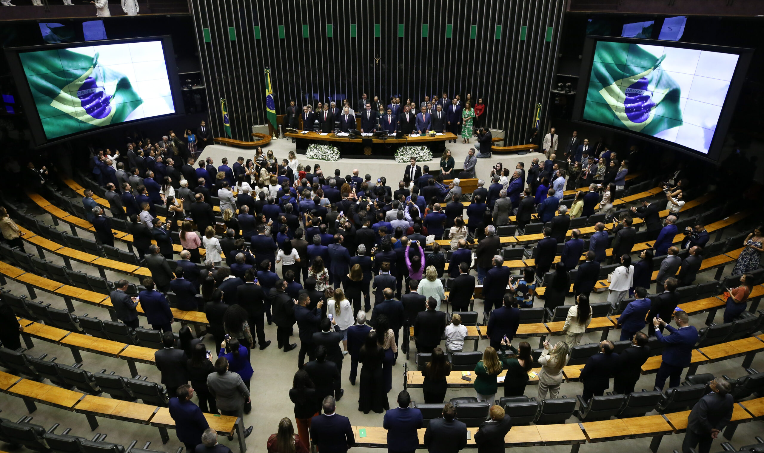 Sessão Solene no Congresso Nacional Brasileiro com Bandeira