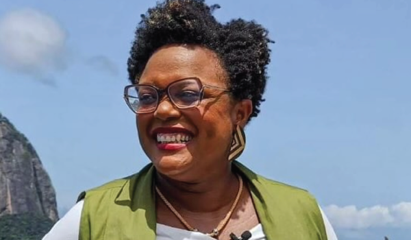 Mulher Negra Sorridente ao Ar Livre