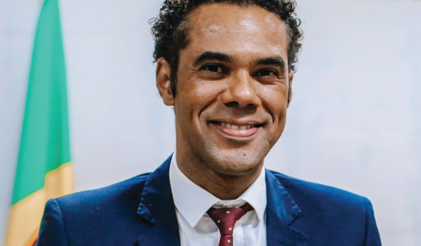 Homem sorridente, terno formal, confiança e representatividade