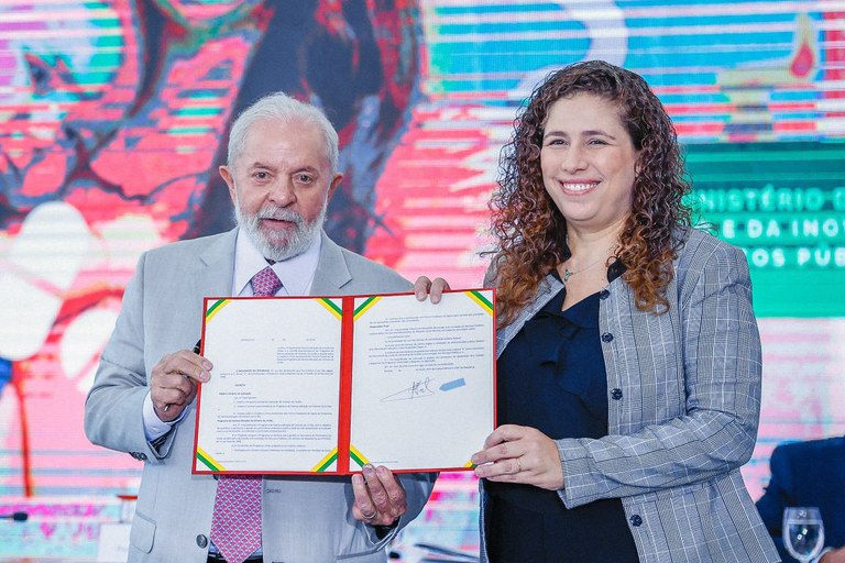 Lula e Ministra: Assinatura de Acordo Governamental.
