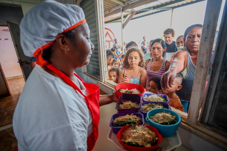 Distribuição de Alimentos: Solidariedade e Fome no Brasil