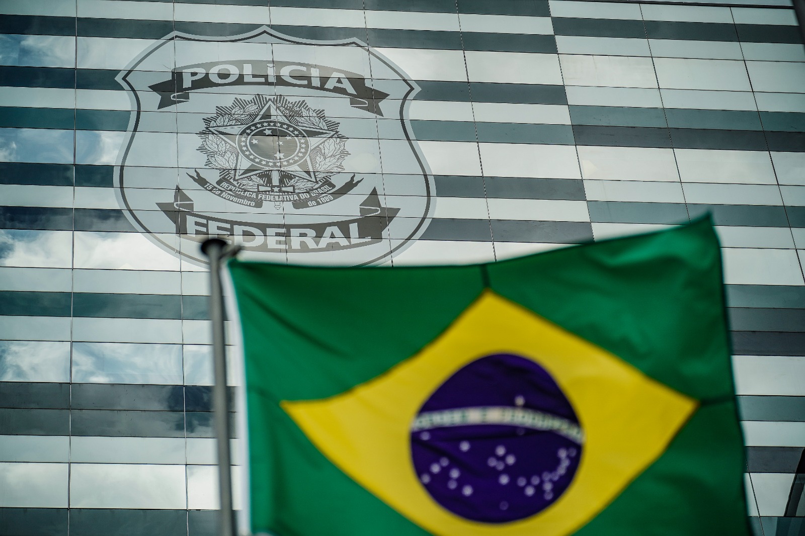 Polícia Federal e Bandeira do Brasil