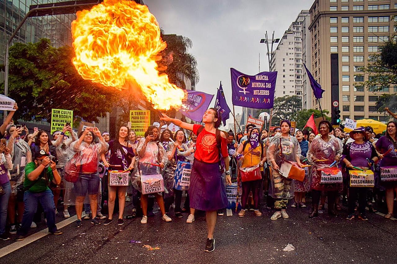 Mulheres em Marcha: Chama da Resistência Feminina