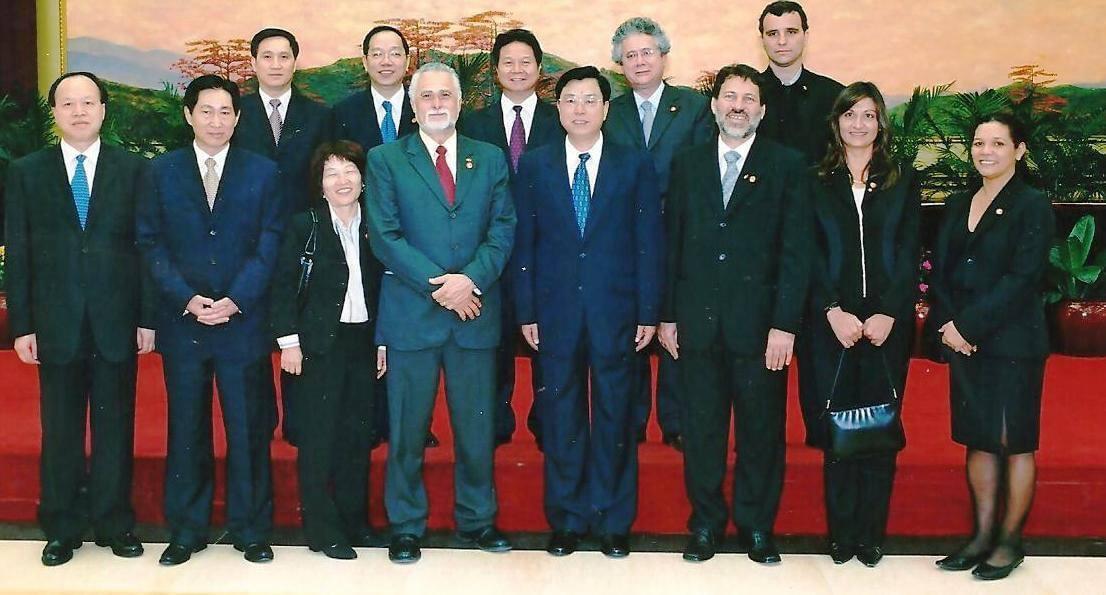 Grupo Diverso em Encontro Formal de Colaboração Internacional