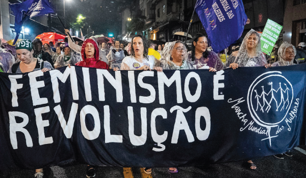 Marcha das Mulheres: Feminismo é Revolução sob Chuva Noturna