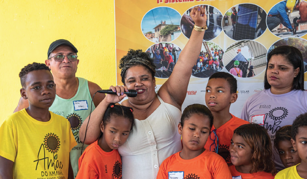 Comunidade Celebra Energia Solar e Futuro com Crianças