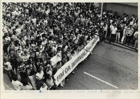 Multidão Protesta por Fim da Intervenção Sindical