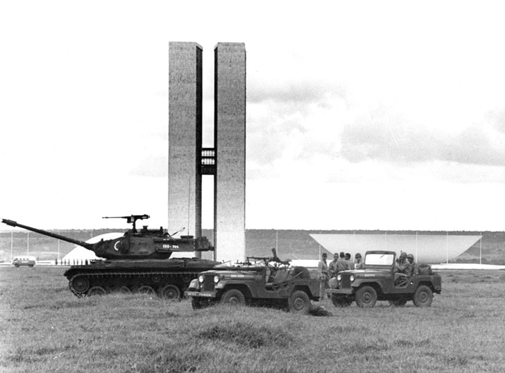 Forças Armadas em Brasília: Tanque e Jeeps no Congresso Nacional