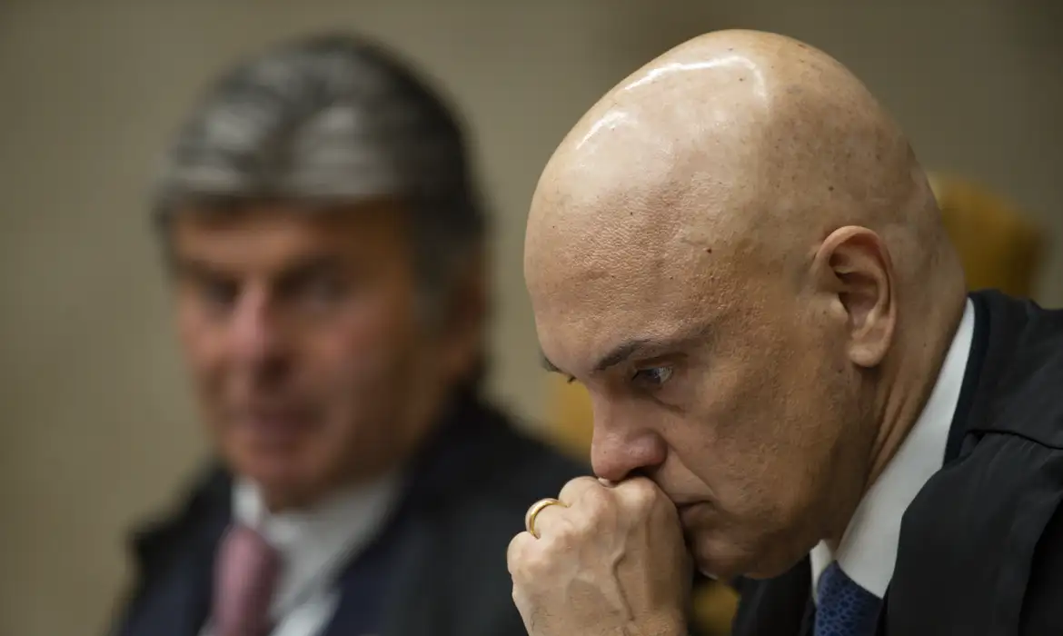 Ministro Alexandre de Moraes em Reflexão Profunda