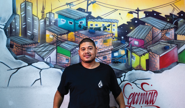 Jovem em Mural: Representação Artística da Favela