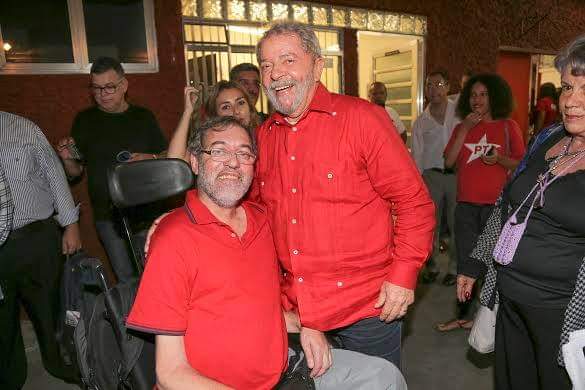 Lula e apoiador em encontro caloroso do PT.