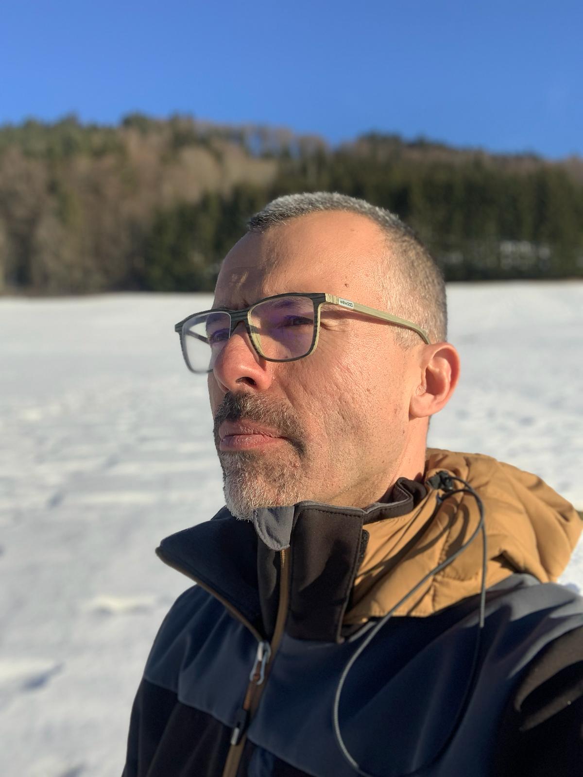 Homem Contemplativo em Paisagem Invernal Sob Céu Azul