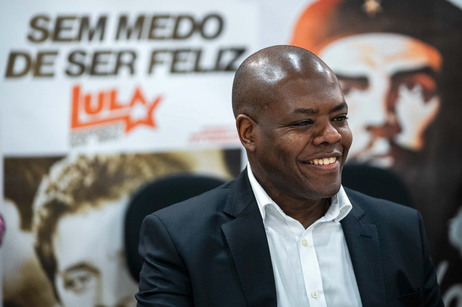 Militante Sorridente em Contexto Político: Lula e Che