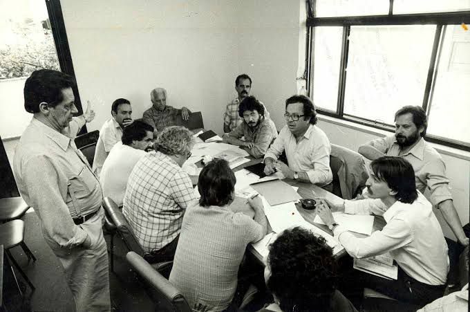 Reunião Colaborativa: Pensadores em Debate e Estratégia