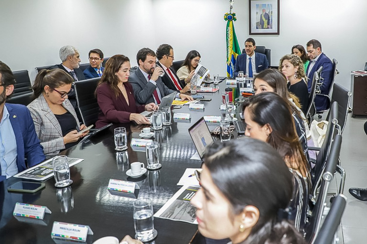Reunião Profissional: Colaboração e Análise em Mesa de Conferência