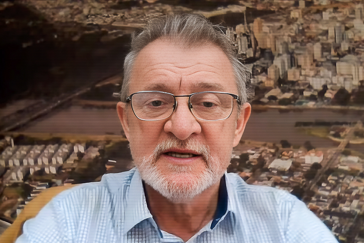 Homem em Conferência Online: Seriedade e Contexto Complexo