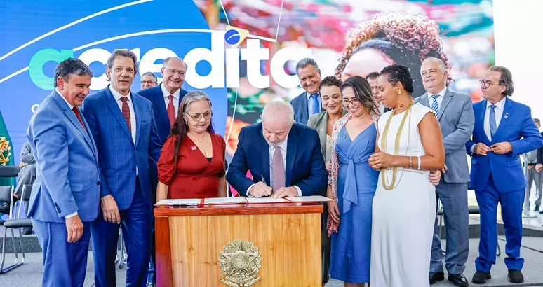 Lula assina programa 'Acredita' com ministros e autoridades