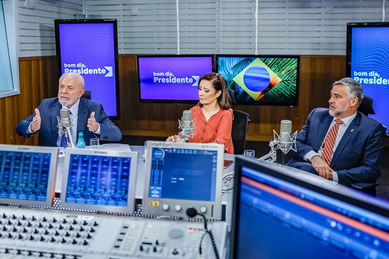 Lula no programa "Bom Dia, Presidente" em estúdio de rádio