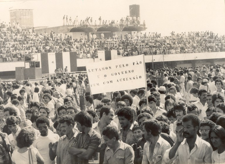 Multidão em Protesto: Pão e Agressão Governamental