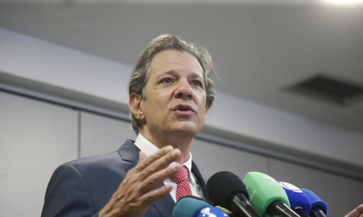 Haddad aponta rombo deixado na economia e ressalta ações da Fazenda