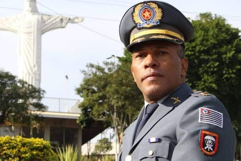 Oficial da PMESP e monumento Cristo Redentor em São Paulo