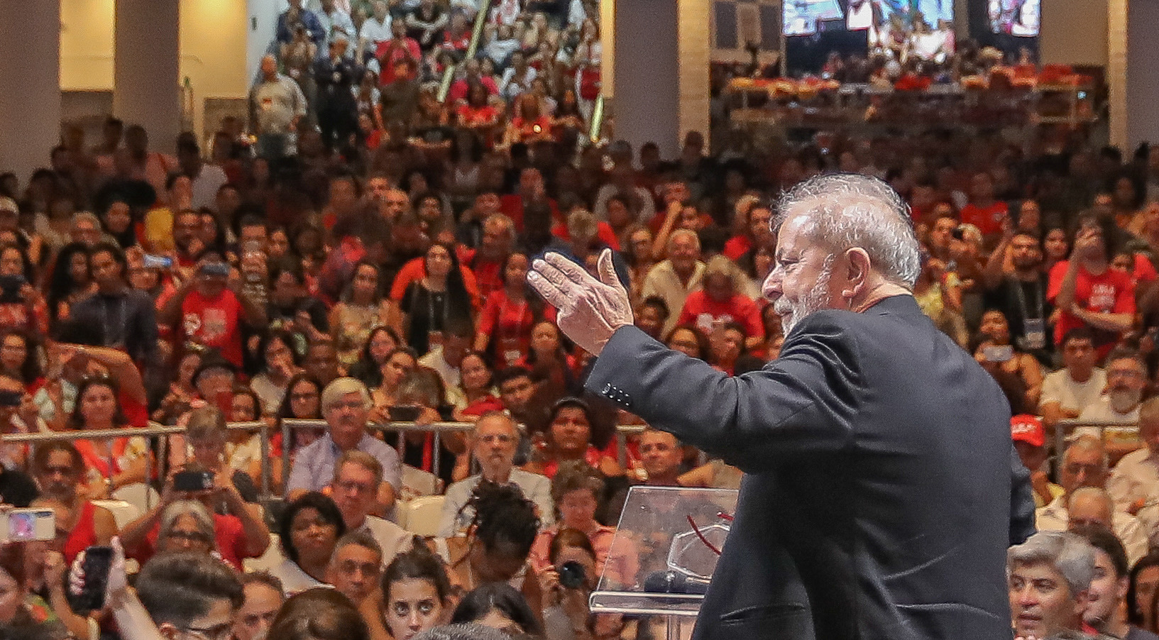 Lula Discursa para Multidão Engajada em Evento Político