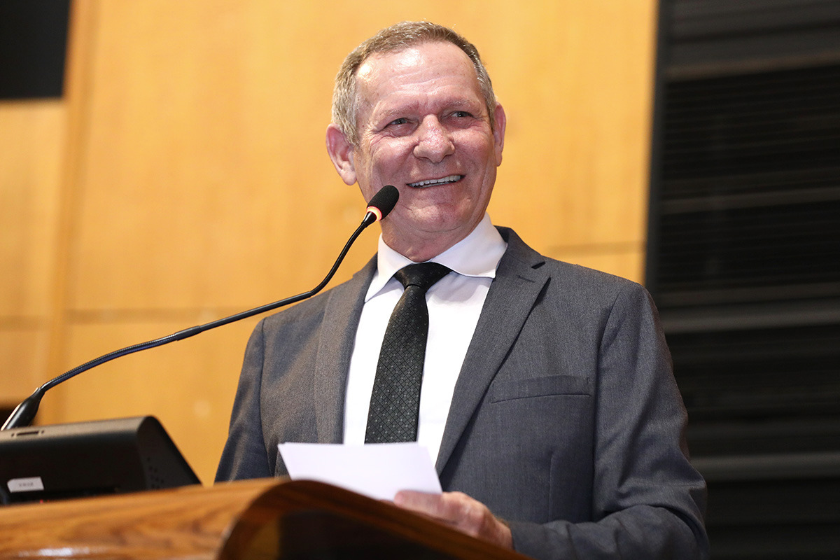 Homem sorrindo em palanque: Discurso e engajamento institucional