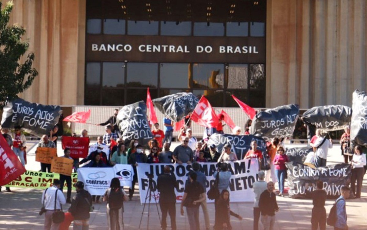 Protesto contra juros altos em frente ao Banco Central do Brasil