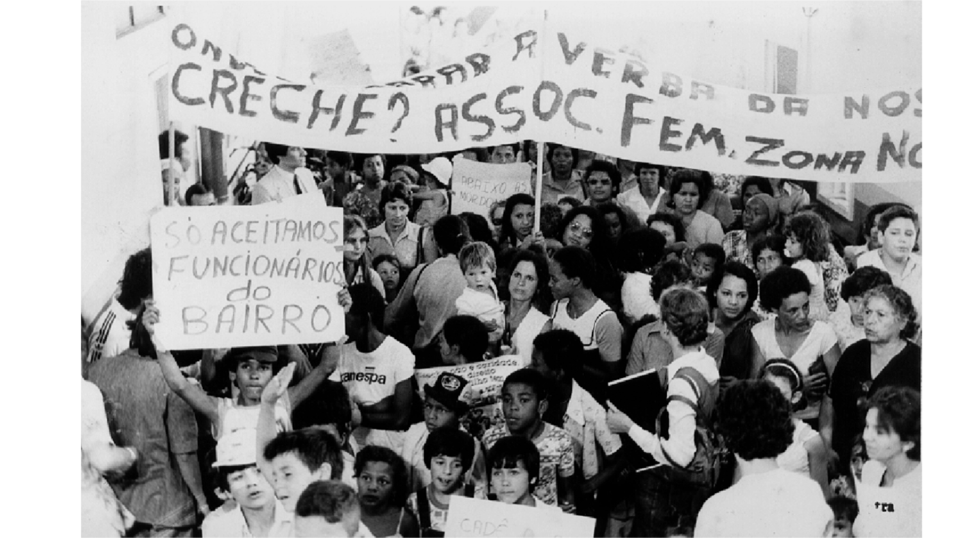 Mulheres e comunidade em protesto por creche e direitos locais