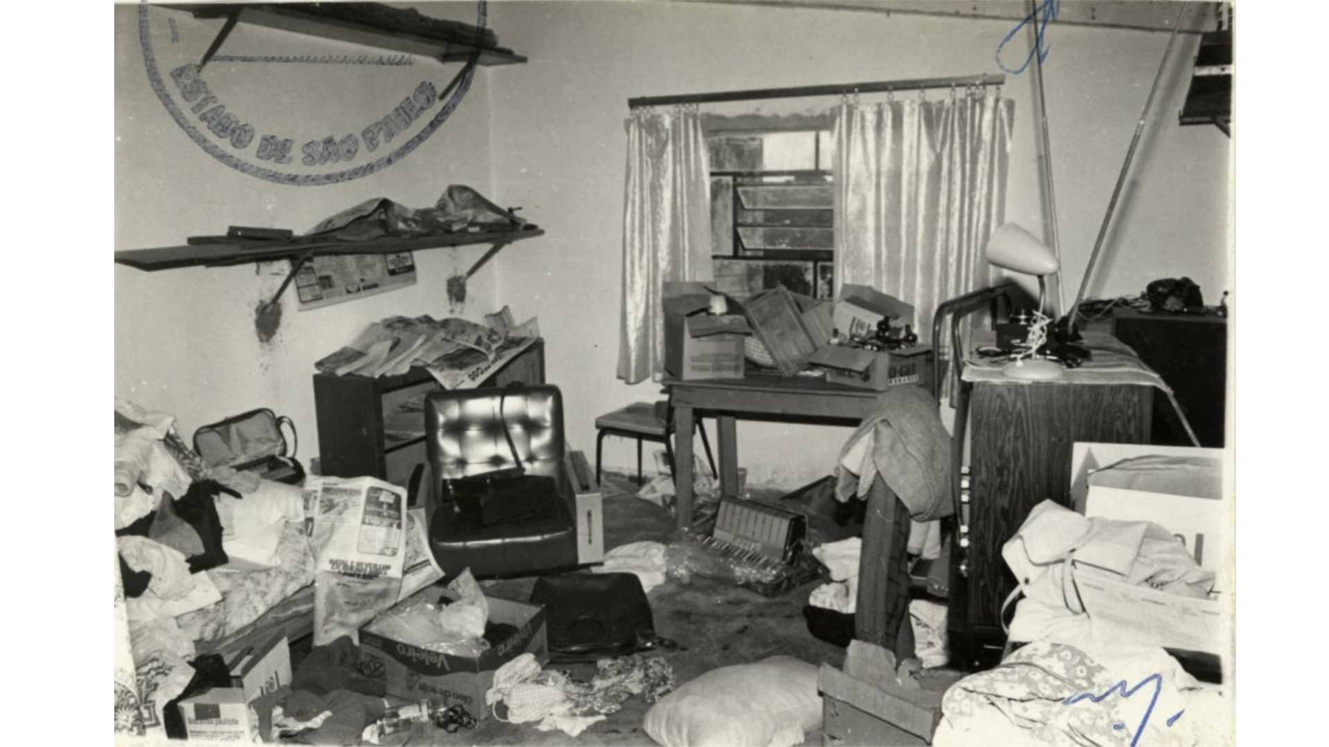 Quarto revirado: Evidência de busca policial ou repressão