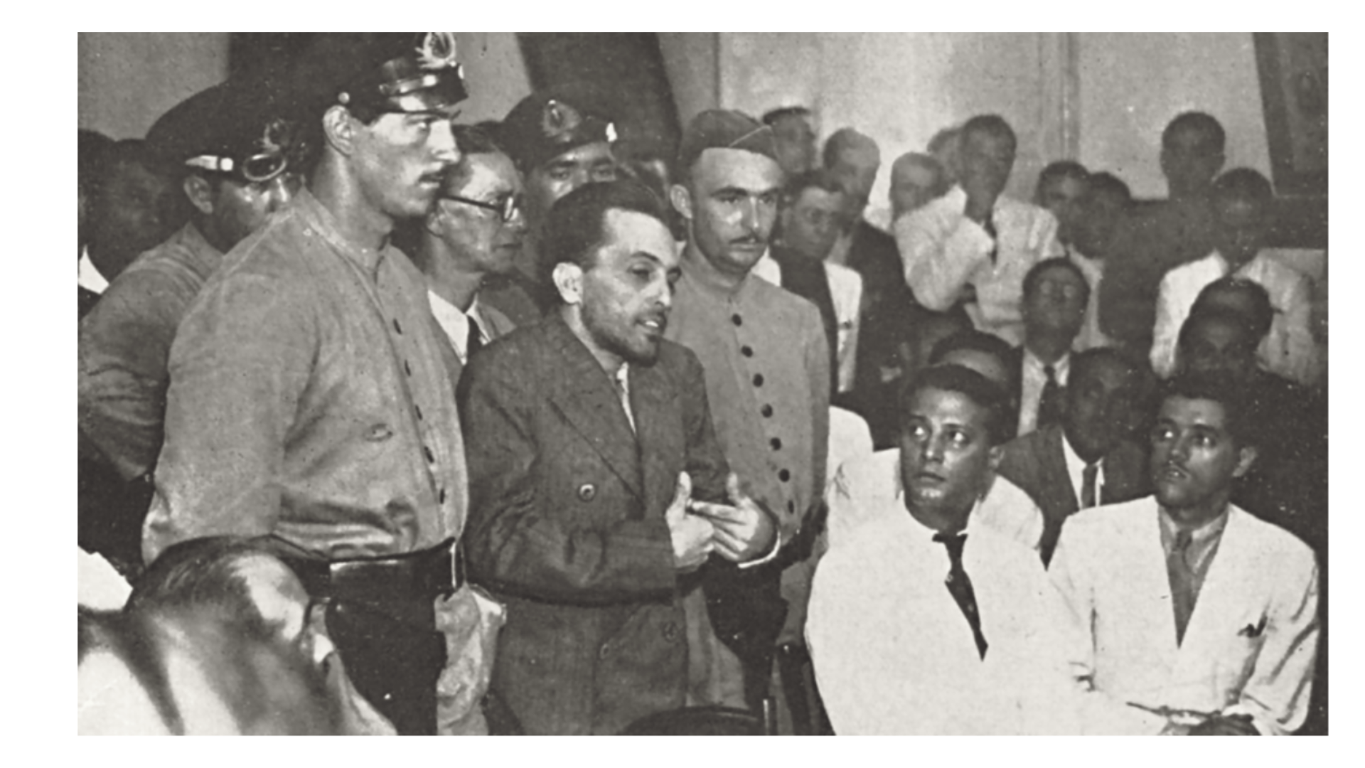 Momento de Julgamento: Homem Discursa Sob Vigilância