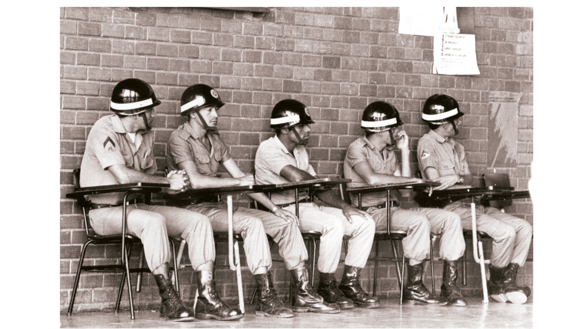 Cinco Agentes de Segurança em Treinamento ou Briefing