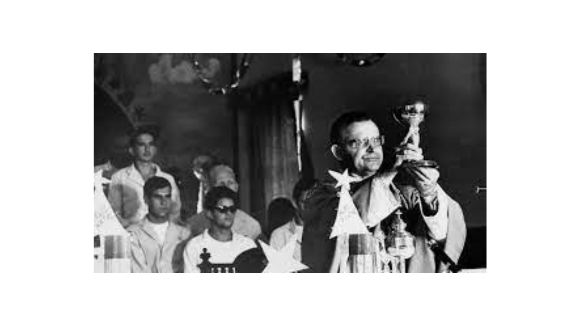 Cerimônia com Homem em Destaque Segurando Cálice e Jovens