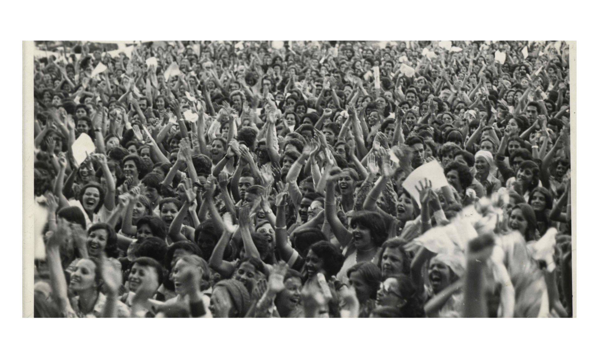 Multidão Entusiasmada com Mãos Levantadas