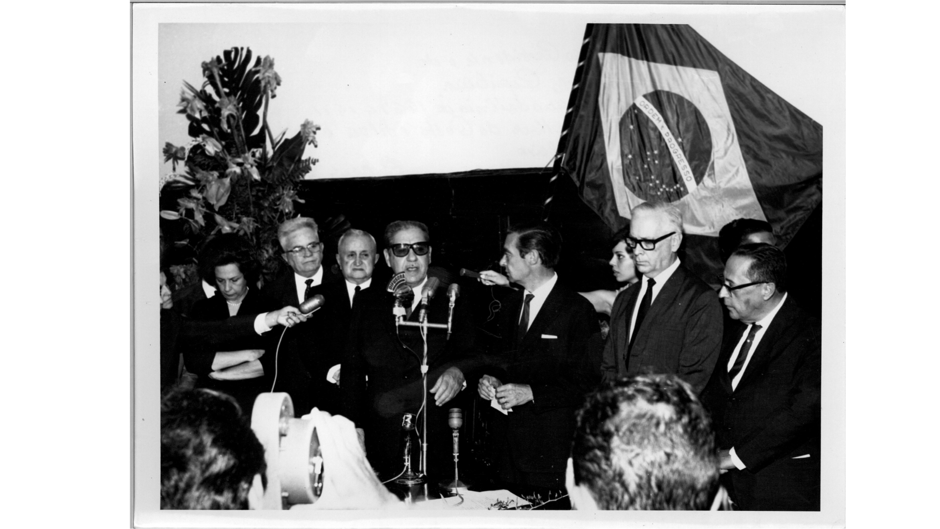 Discurso Oficial: Liderança Brasileira em Coletiva de Imprensa