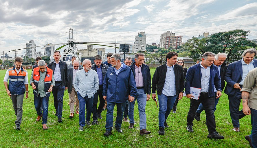 Lula e comitiva visitam área afetada por desastre no Brasil
